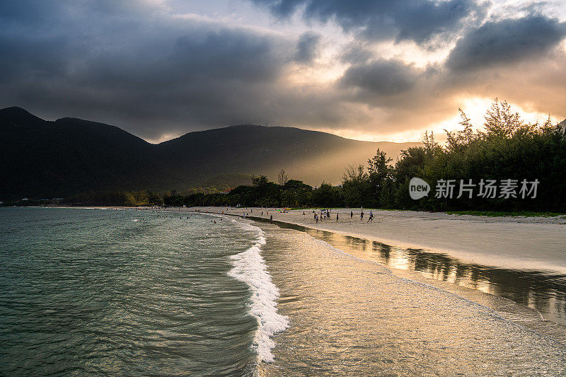 越南和平的Con Dao岛，是越南海岛的天堂。海景，有波浪，有海岸线，有晴朗的天空和道路，有蓝色的大海，有游客和山